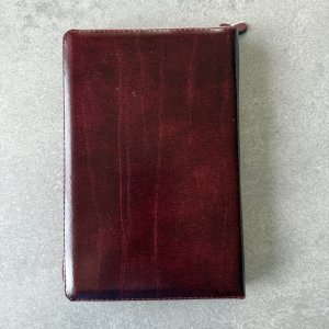 Библия 055z код 25055-26 "руки молящегося", кож. пер. на молнии, цвет корич. с бордо, 143*220 мм