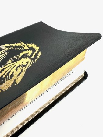Библия 048 код 25048-16 дизайн "золотой лев", кожаный пер., цвет черный пятнистый