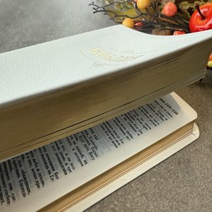 Библия 048 код 25048-21 дизайн "Библия с вензелем", кожаный пер., цвет белый пятнистый