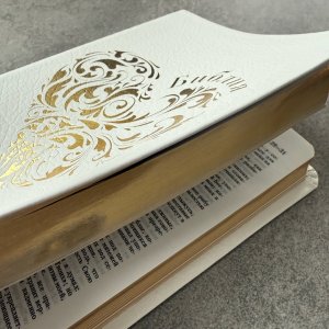 Библия 048 код 25048-22 дизайн "золотое сердце", кожаный пер., цвет белый пятнистый,